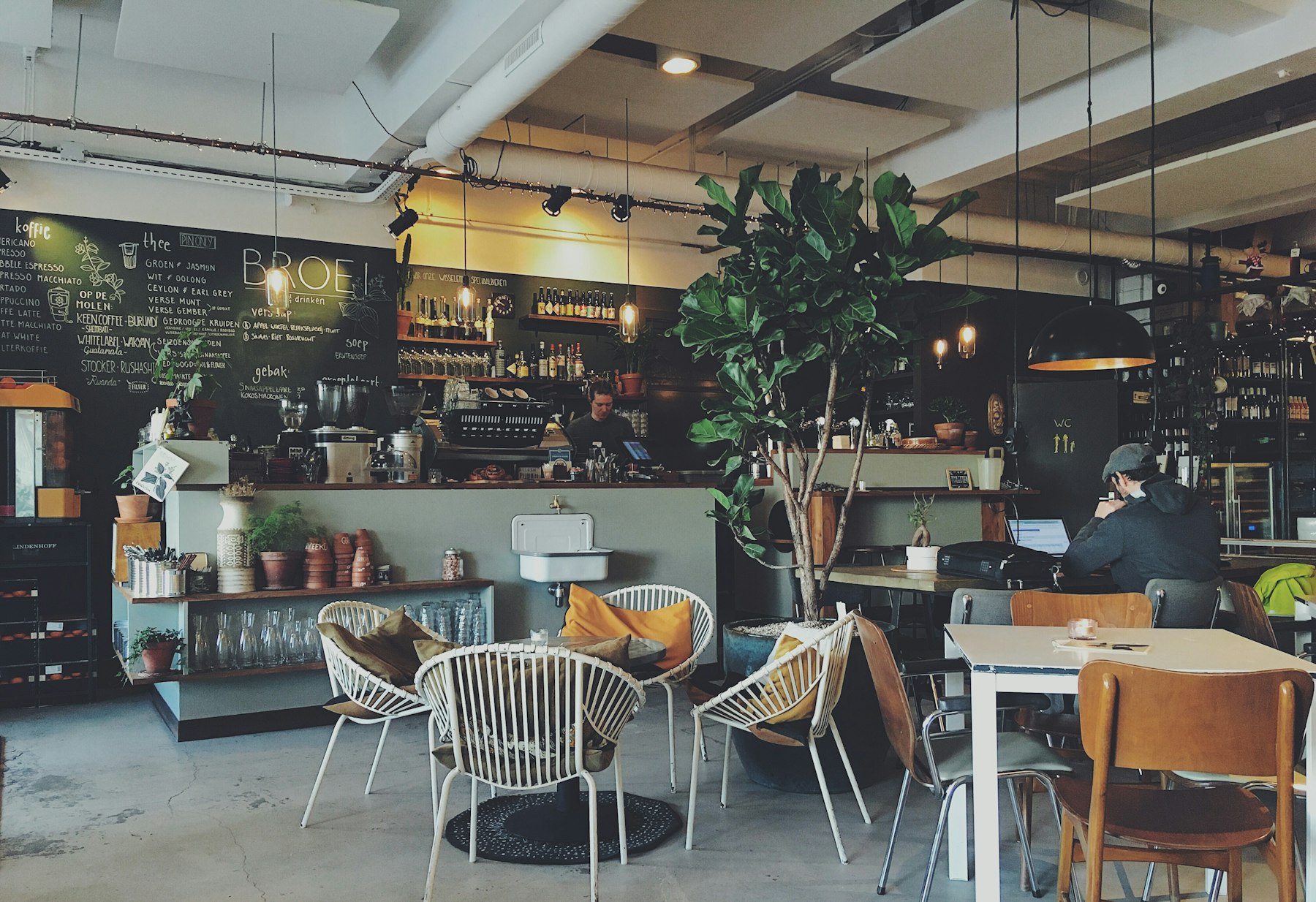 Quầy trưng bày sản phẩm bán lẻ tại cửa hàng Nam Hai Cafe, Khe Sanh