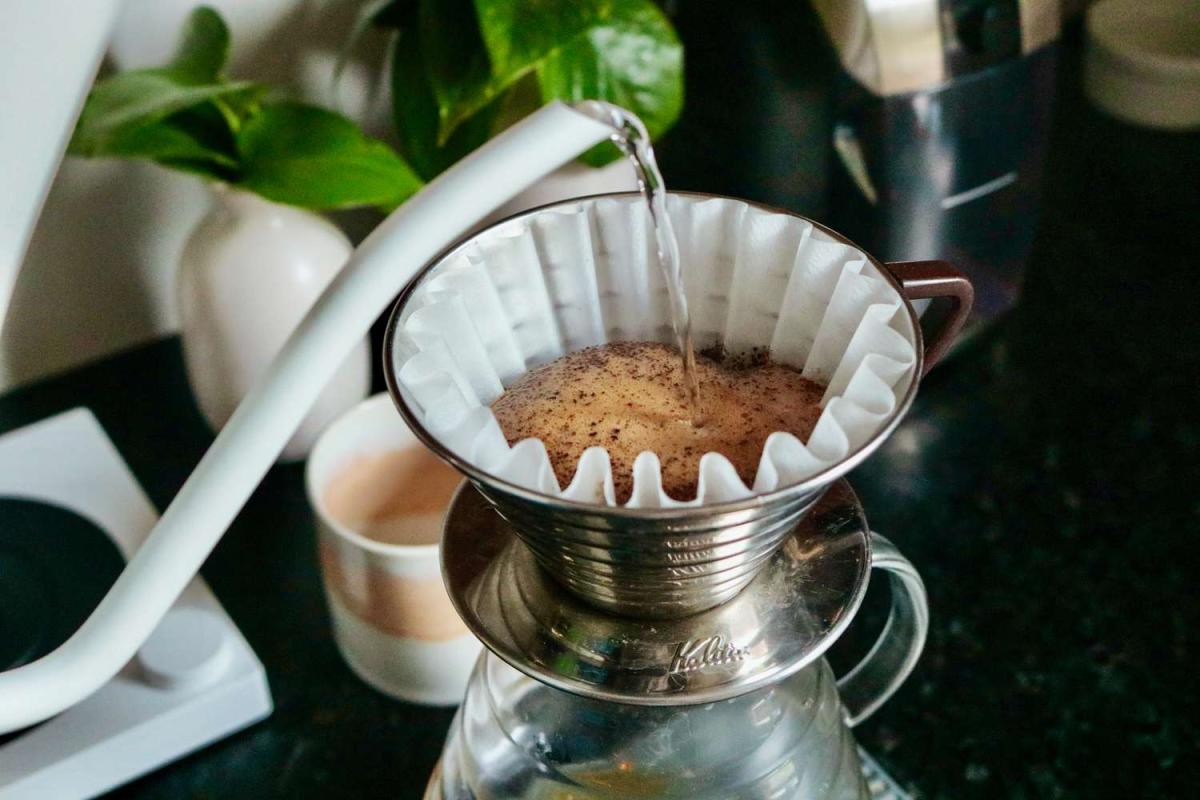 Pour Over tương tự như cách pha cà phê bằng phin 